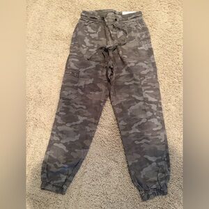 American Eagle High Rise Long Size Small Camo Pants NWT